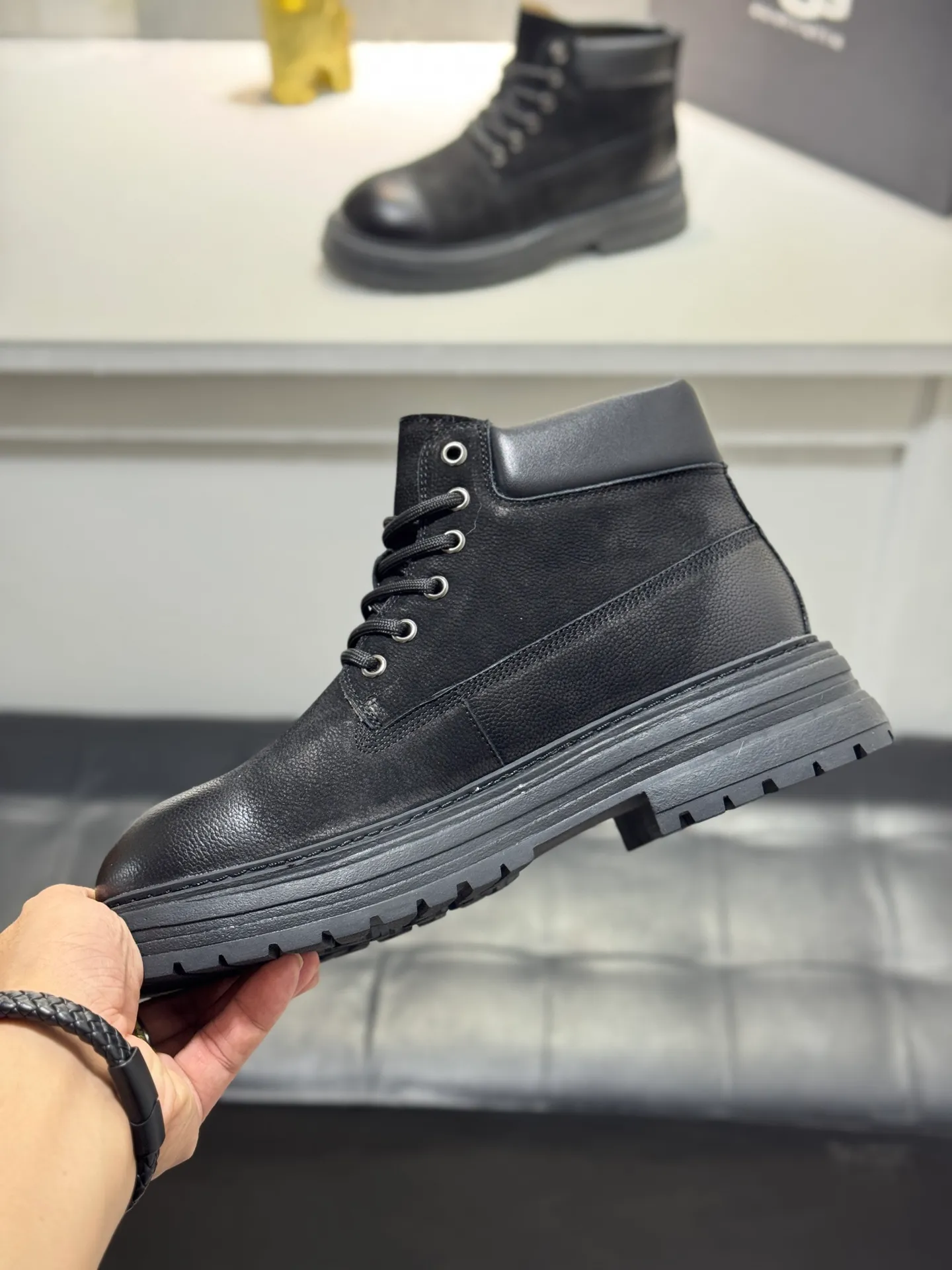 Men's men's shoes 💰660 [New style] 🦥🦥UGG - high-end quality 🔥Australian imported wool 🔥Full fur original single entry and exit counter without pressure, let you feel no replacement 💏The upper is made of first-layer cowhide 'all original Australian wool' Strict men's boots thick wool can be distinguished by the naked eye 💓Real wool keeps warm and does not smell like feet, warms the whole winter ✨Carefully crafted for those who know the goods🔥Size: 38-44 (45 customized